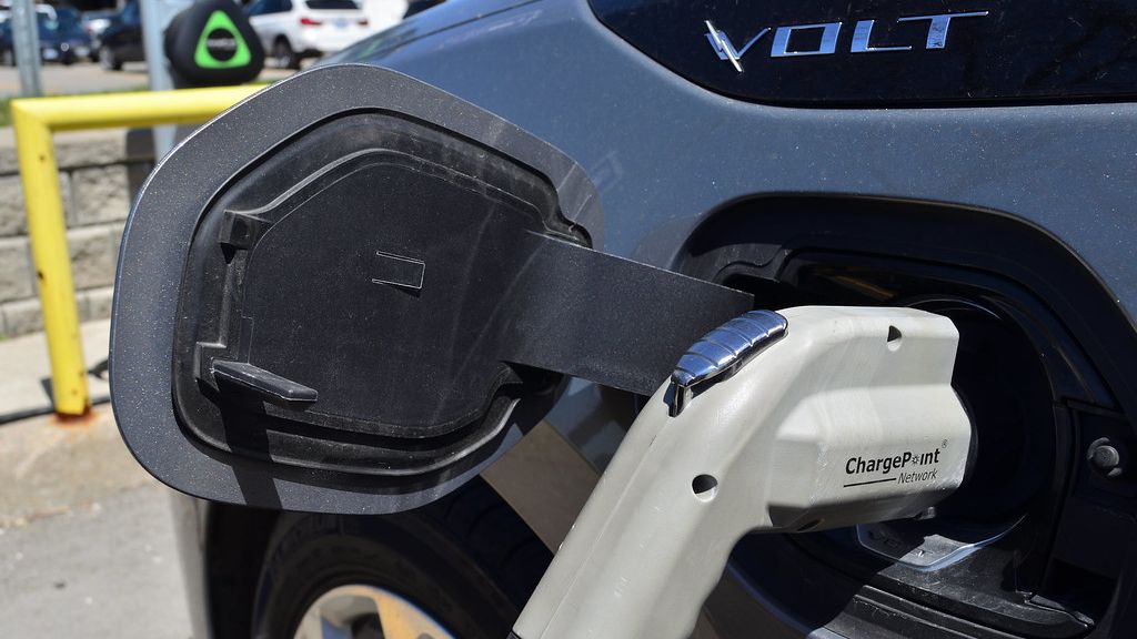 Véhicule électrique : quels garages sont prêts, et comment les repérer