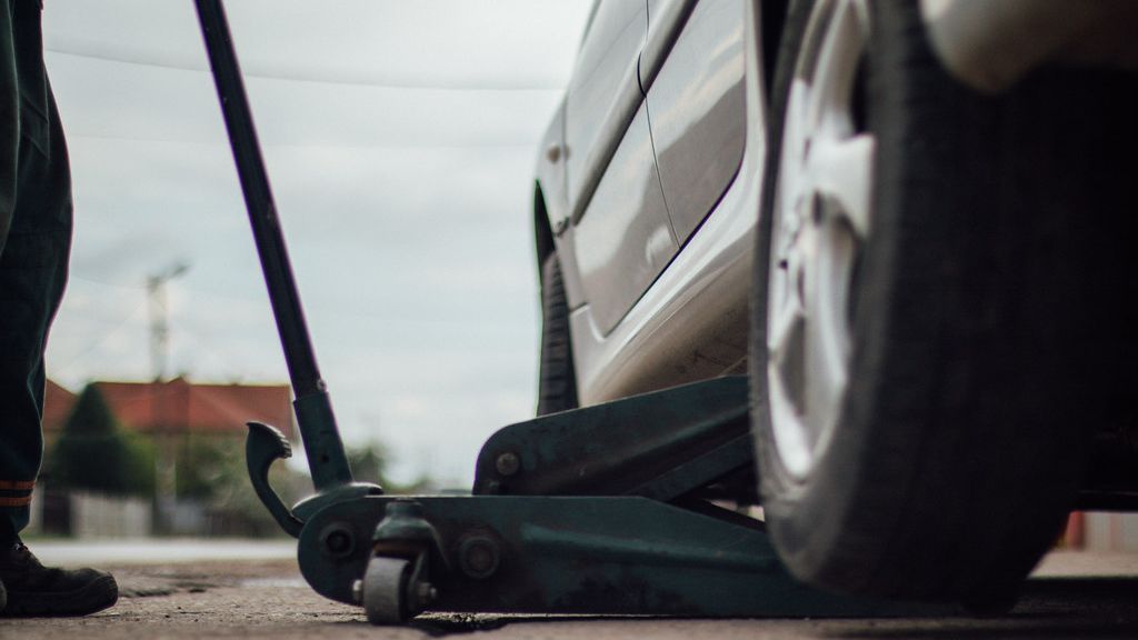 Vendre de l’équipement d’atelier aux garages : qui décide, quand, comment